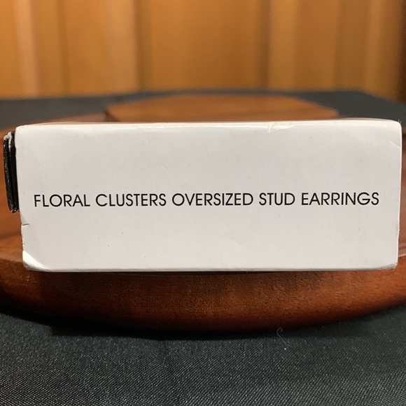 NWT Avon floral clusters oversized stud earrings - Picture 3 of 4
